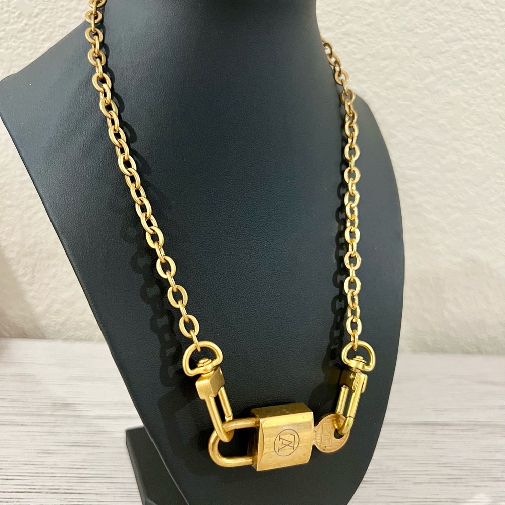 LOUIS VUITTON Authentic lock and key on unbranded chain. Vintage Series 205